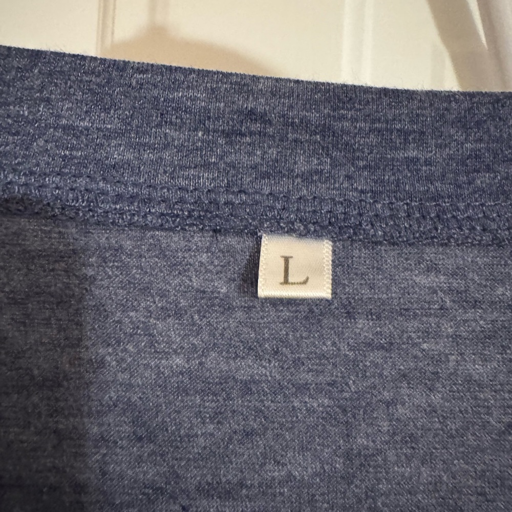 Daisy short sleeve T shirt  very soft. Like new size L - Picture 6 of 6